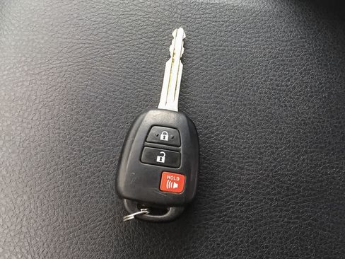 Used 2016 Toyota Tacoma SR5 RWD image 11
