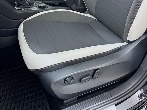 New 2025 Volkswagen Taos SE image 18