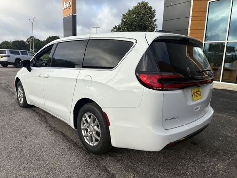 New 2026 Chrysler Pacifica Select FWD image 5