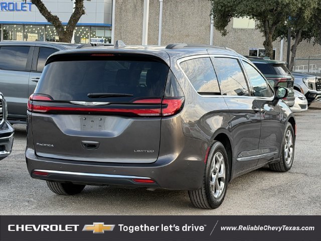 Used 2022 Chrysler Pacifica Limited FWD image 3