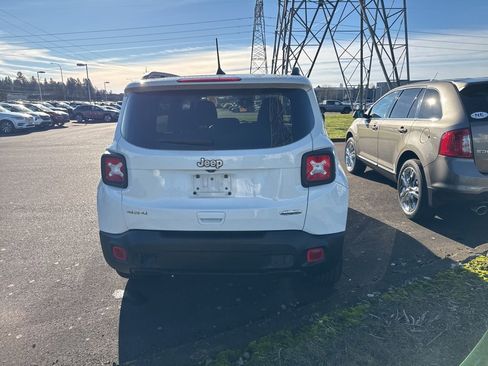 Used 2019 Jeep Renegade Latitude w/ Cold Weather Group image 5