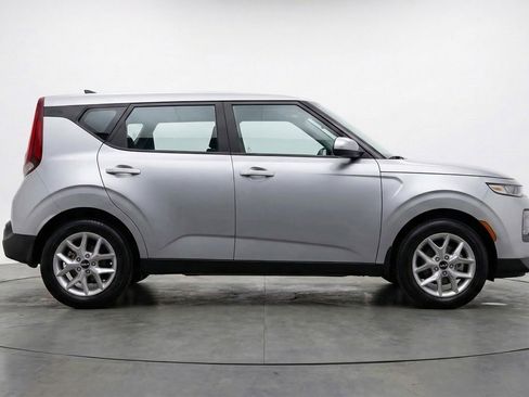Used 2025 Kia Soul LX w/ LX Technology Package FWD image 11