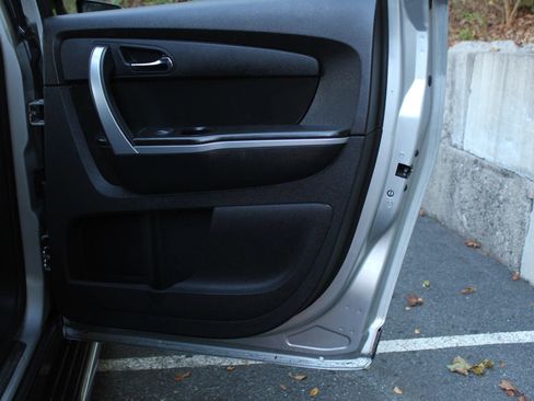 Used 2010 GMC Acadia SLE image 17