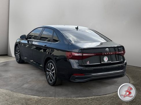 Used 2025 Volkswagen Jetta SE FWD image 5