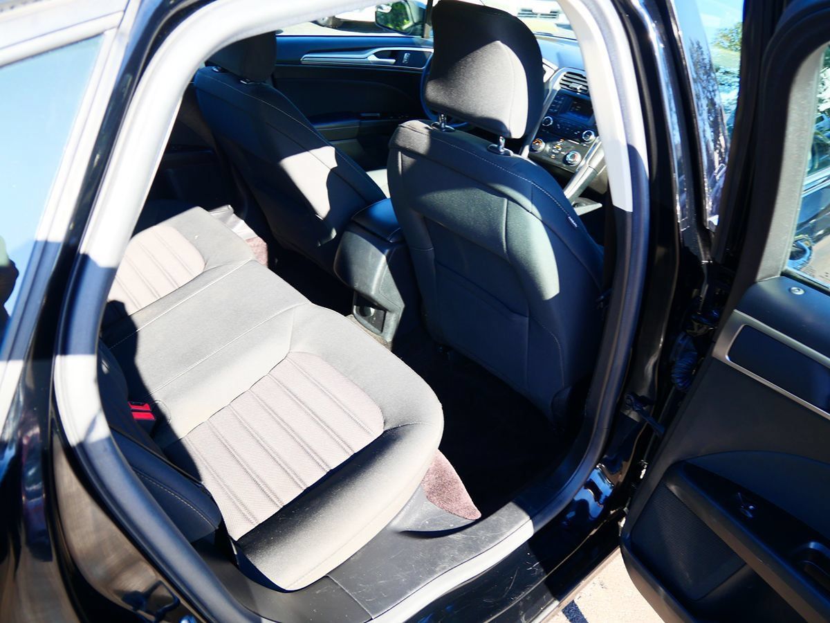 Used 2017 Ford Fusion SE FWD image 20