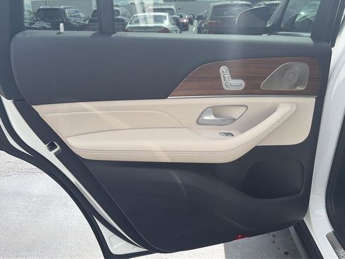 Used 2024 Mercedes-Benz GLS 450 4MATIC image 12