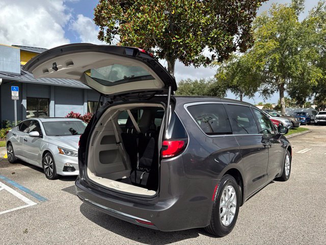 Used 2023 Chrysler Pacifica Touring-L FWD image 18