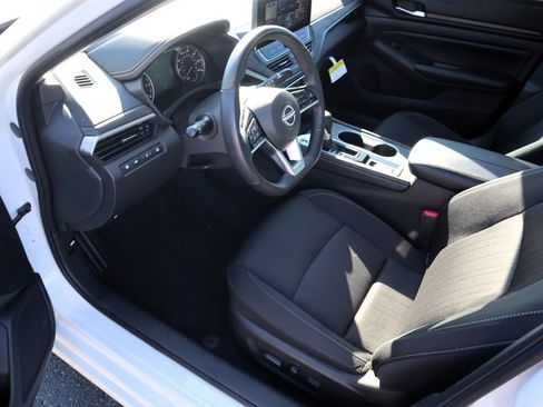 Used 2025 Nissan Altima 2.5 SV w/ SV Premium Package image 13