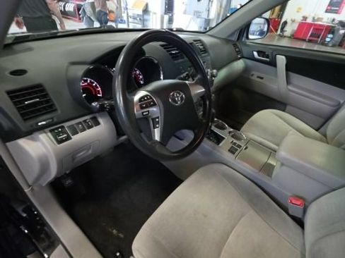 Used 2012 Toyota Highlander FWD w/ Tech Pkg image 10