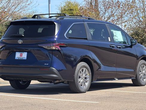 New 2026 Toyota Sienna XLE image 4