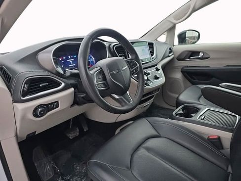 Used 2024 Chrysler Pacifica Limited FWD image 12