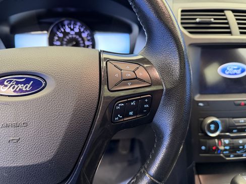 Used 2019 Ford Explorer XLT w/ Equipment Group 202A AWD/4WD image 17