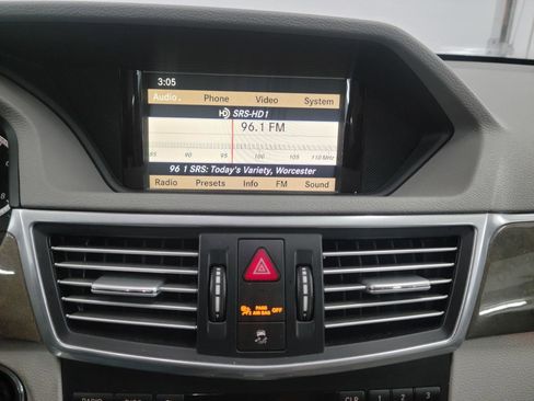 Used 2010 Mercedes-Benz E 350 4MATIC Sedan image 11