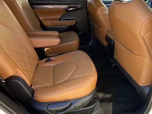 Used 2023 Toyota Highlander Platinum image 12