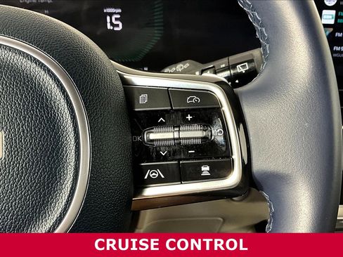 Used 2025 Kia Carnival EX FWD image 11