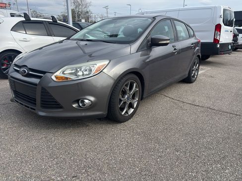 Used 2014 Ford Focus SE w/ Equipment Group 201A image 2