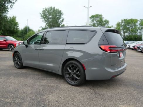 Used 2025 Chrysler Pacifica Limited FWD image 4