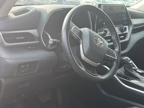 Used 2023 Toyota Highlander XLE FWD image 12