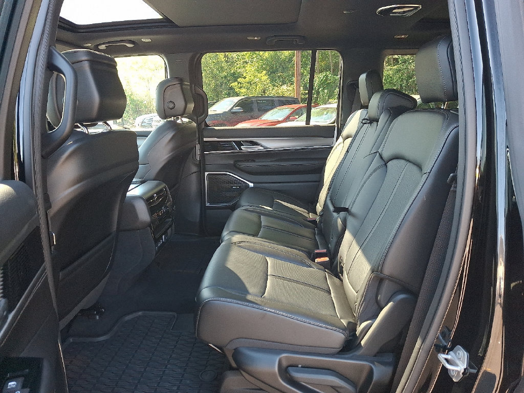 Used 2026 Jeep Grand Wagoneer 4WD w/ Premium Group I image 11