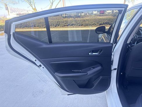 Used 2019 Nissan Altima 2.5 SV FWD image 11