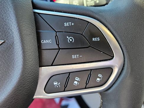 Used 2023 Chrysler Pacifica Touring-L image 23