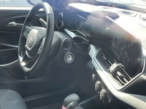 Used 2025 Chevrolet Trax RS FWD image 11