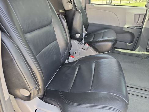 Used 2017 Toyota Sienna LE FWD image 18