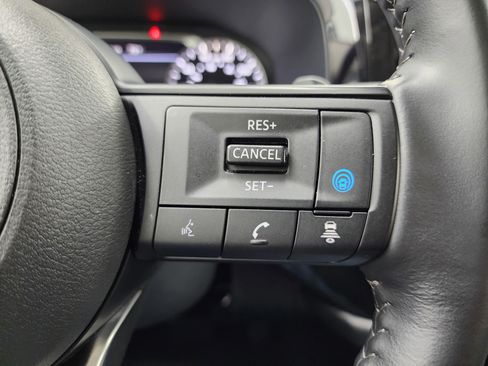 Used 2025 Nissan Pathfinder SV image 17