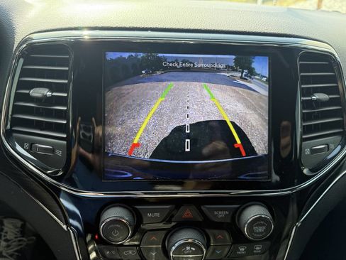 Used 2020 Jeep Grand Cherokee Limited image 12