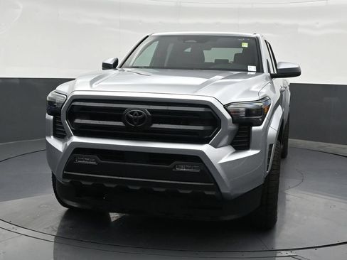 Used 2025 Toyota Tacoma SR5 AWD/4WD image 9