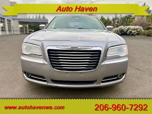 Used 2014 Chrysler 300 C RWD image 3