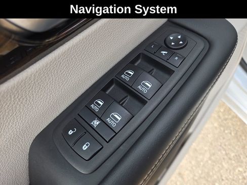 Used 2024 Chrysler Pacifica Limited image 15