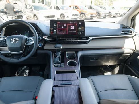 Used 2023 Toyota Sienna XLE FWD image 14