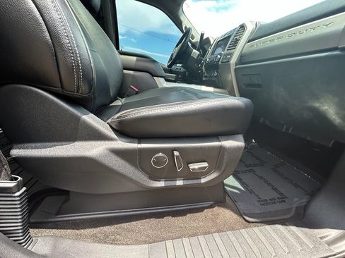 Used 2017 Ford F250 Lariat w/ Lariat Ultimate Package AWD/4WD image 28