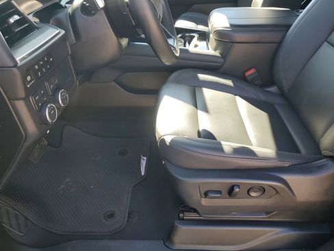 Used 2025 Chevrolet Suburban Z71 image 31