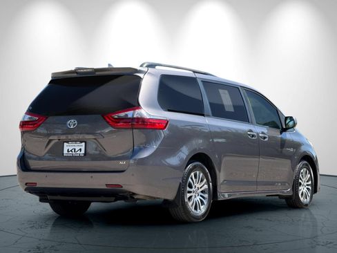 Used 2020 Toyota Sienna XLE w/ XLE Navigation Package FWD image 4