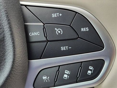 Used 2018 Chrysler Pacifica Limited w/ Advanced Safetytec Group FWD image 16