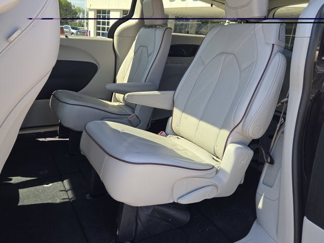 Used 2017 Chrysler Pacifica Limited FWD image 17