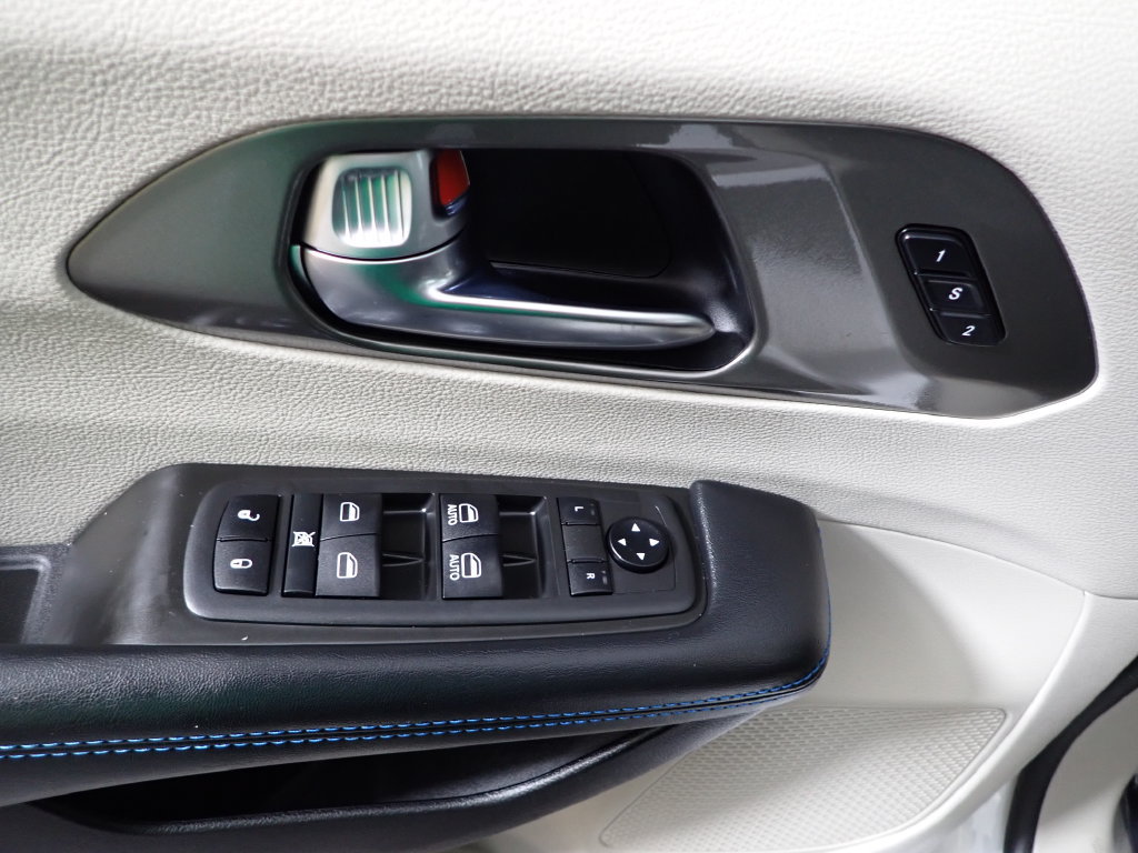 Used 2021 Chrysler Pacifica Touring-L FWD image 18