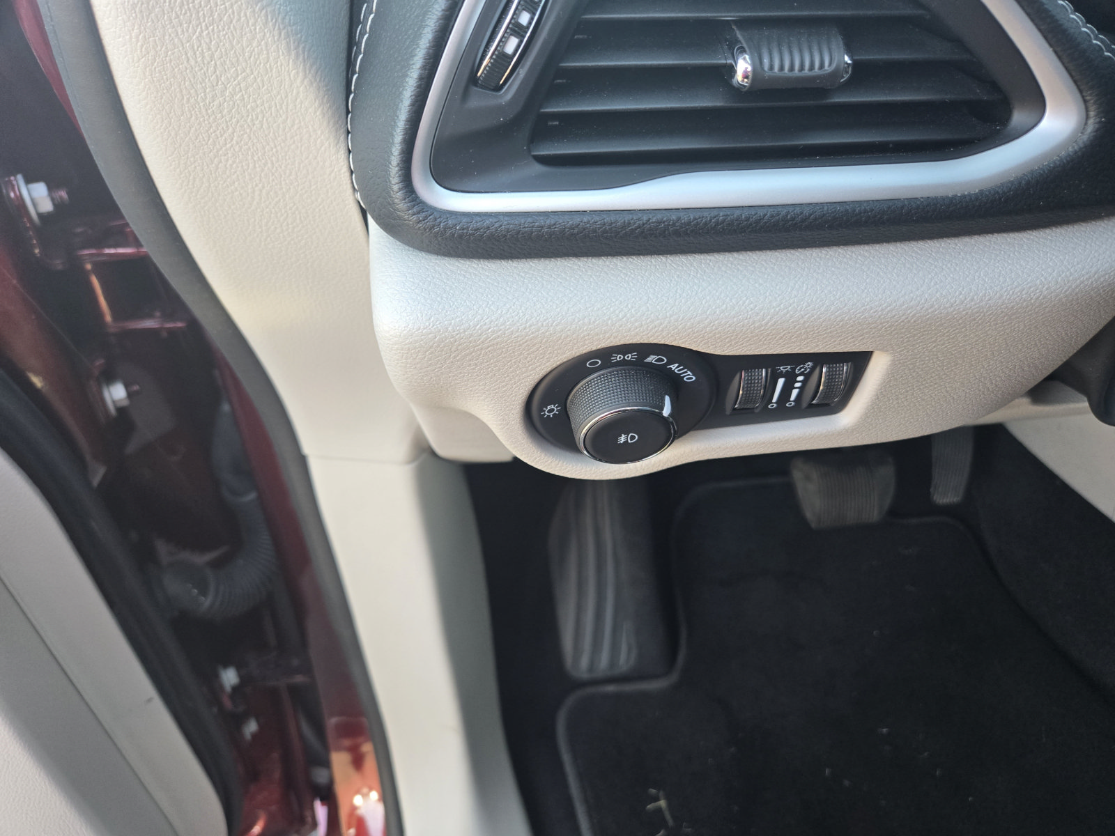 Used 2023 Chrysler Pacifica Touring-L FWD image 16