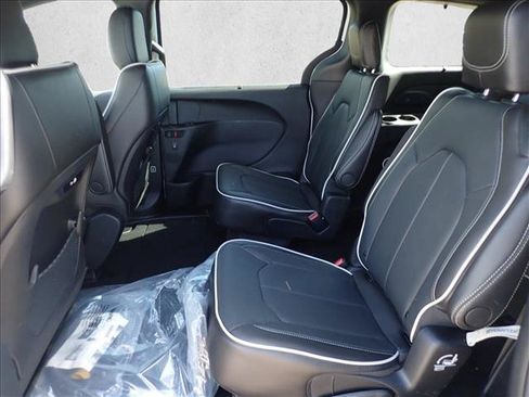 New 2027 Chrysler Pacifica Limited FWD image 10
