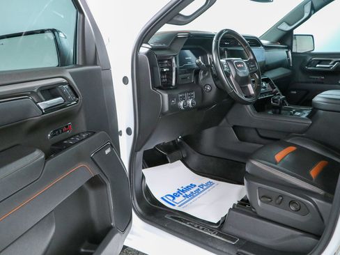 Used 2025 GMC Sierra 1500 AT4 w/ AT4 Preferred Package AWD/4WD image 4