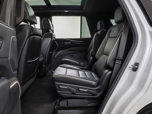 Used 2023 Cadillac Escalade Premium Luxury image 17
