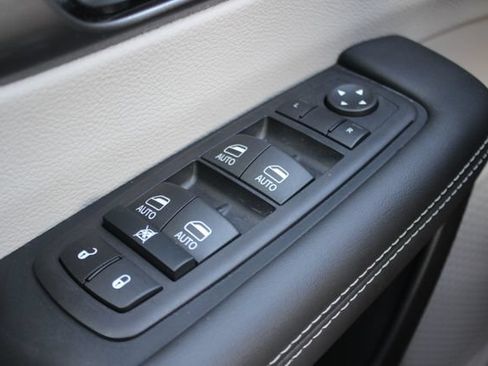 Used 2024 Chrysler Pacifica Limited w/ Uconnect Theater Family Group FWD image 18