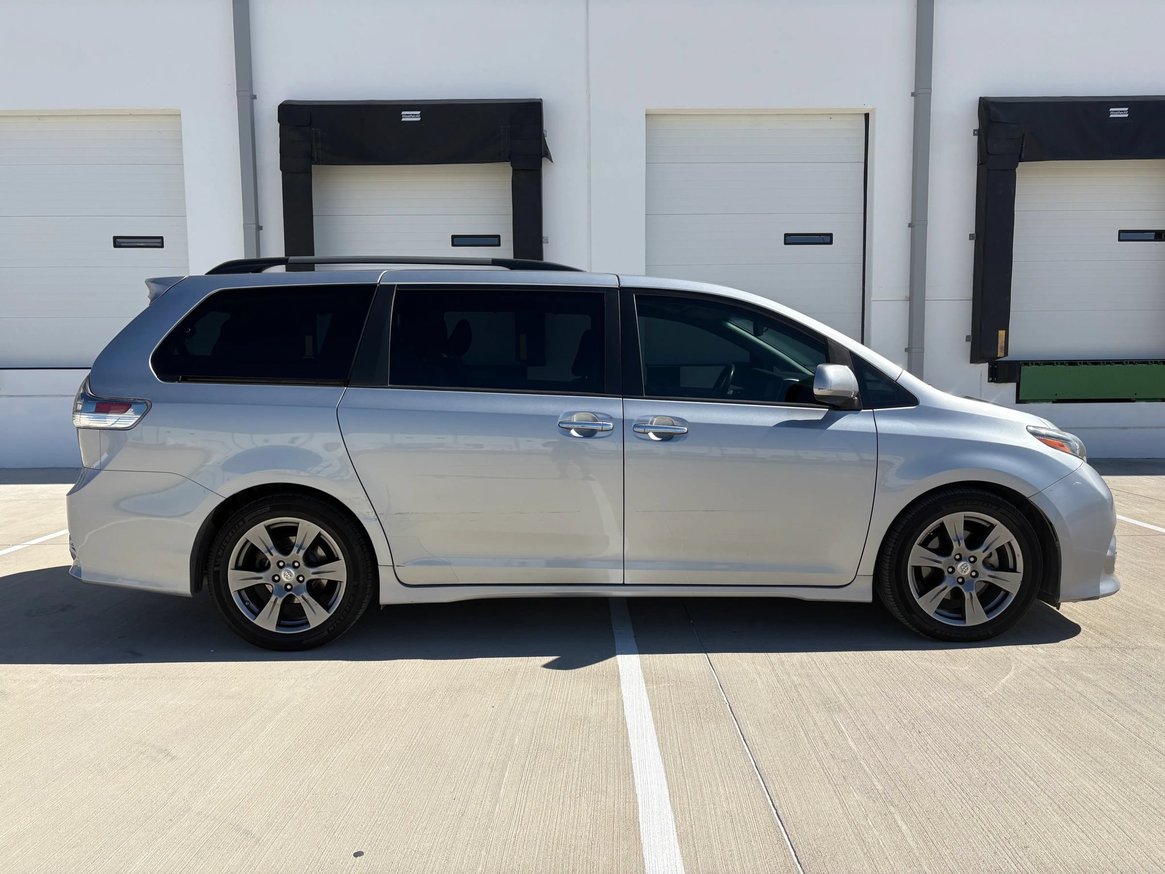 Used 2017 Toyota Sienna SE Premium FWD image 3