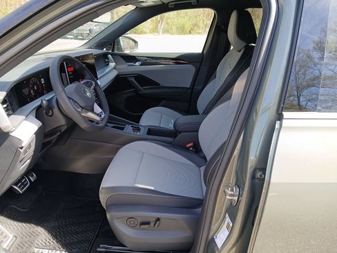 New 2026 Volkswagen Tiguan SE R-Line FWD image 9