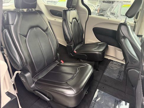 Used 2023 Chrysler Pacifica Touring-L image 19