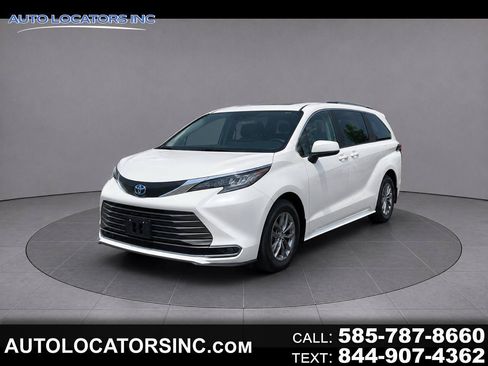 Used 2025 Toyota Sienna XLE FWD image 1