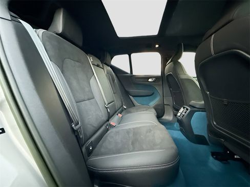 Used 2023 Volvo XC40 Recharge Ultimate image 30