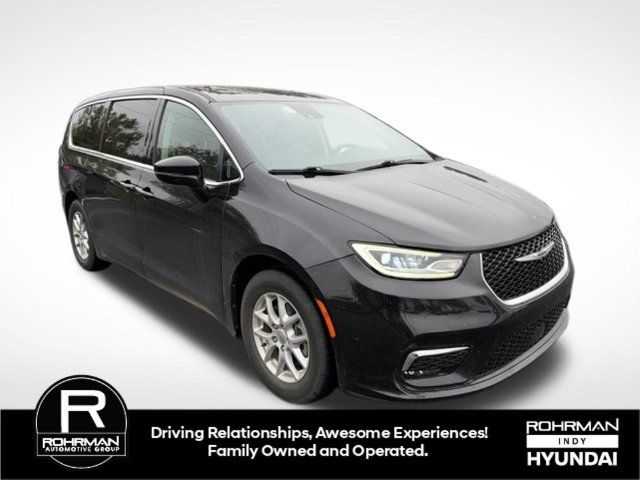 Used 2024 Chrysler Pacifica Touring-L FWD image 3